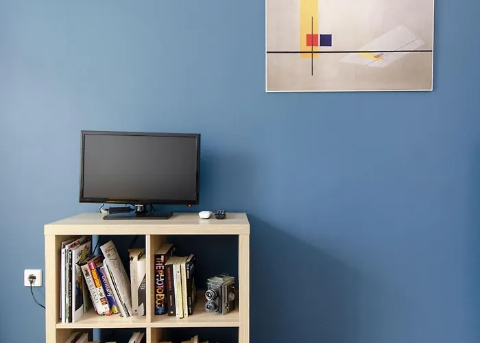 Colourful Apartment Under The Acropolis
